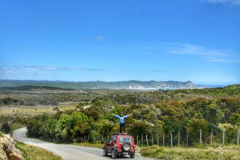  Lizbeth Bravo  y su "Rojito" en la carretera Austral